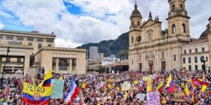 Petro convoca marchas nacionales por salario mínimo suspendido