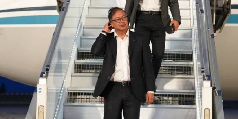 Gustavo Petro delega el poder en Germán Ávila y viaja a España para cumbre en Barcelona